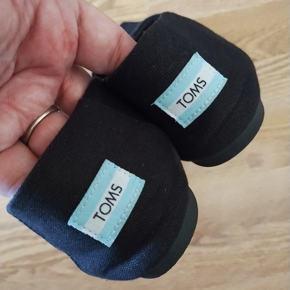 TOMS Women's Black Canvas Shoes Size 8.5 Slip On Style Comfortable Soft - Picture 3 of 5